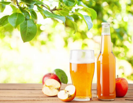 Dégustation de jus de pomme breton en terrasse de Ti Marie Ly Découvrez la Boutique de Ti Marie Ly