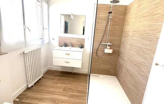 Salle d'eau spacieuse et lumineuse