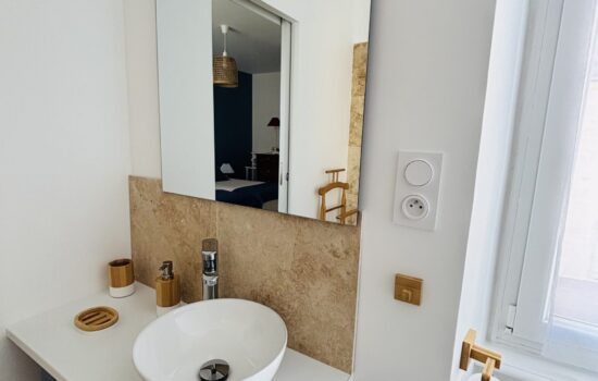 Salle de bain avec baignoire et équipée pour douche - WC