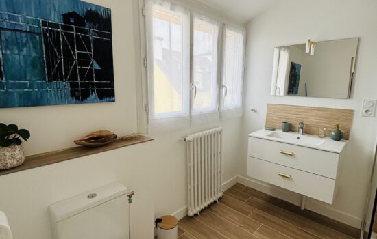 Salle d'eau spacieuse et lumineuse